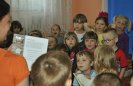 Dzieciom czyta animatorka akcji Katarzyna Winiarska 10
