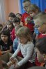 Dzieciom czyta animatorka akcji Katarzyna Winiarska 13