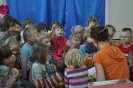Dzieciom czyta animatorka akcji Katarzyna Winiarska 14